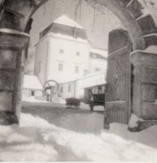 Świrz, obw. lwowski na Ukrainie, dziedziniec zimą, z arch. rodz. Adama Komorowskiego