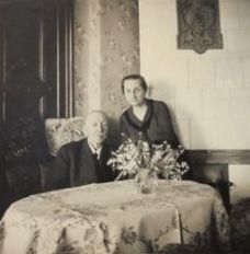 Stanisław Nowicki, poseł na Sejm II R.P. Z żoną Marią Nowicką
rodzice Adama Nowickiego
Poznań 1941 r.,
Z archiwum rodzinnego ...