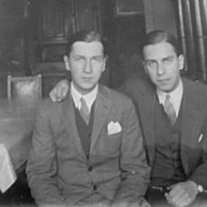 Bracia Chłapowscy h. Dryja
od lewej:
Julian (1910 – 1990)
i
Roman Franciszek (1906 - 1939),
Z archiwum rodzinnego Krzysztofa ...