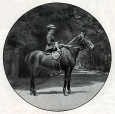 Jadwiga Jackowska z Gostomina na koniu. Źródło: "Wieś ilustrowana", z. 5 z V 1910 r., s. 32.