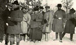 Uczestnicy polowania w Koropcu. Od lewej: Kazimierz Chłapowski, Jan hr. Szołdrski, Jan Jędrzejowicz, hr. Maria z Fredrów ...
