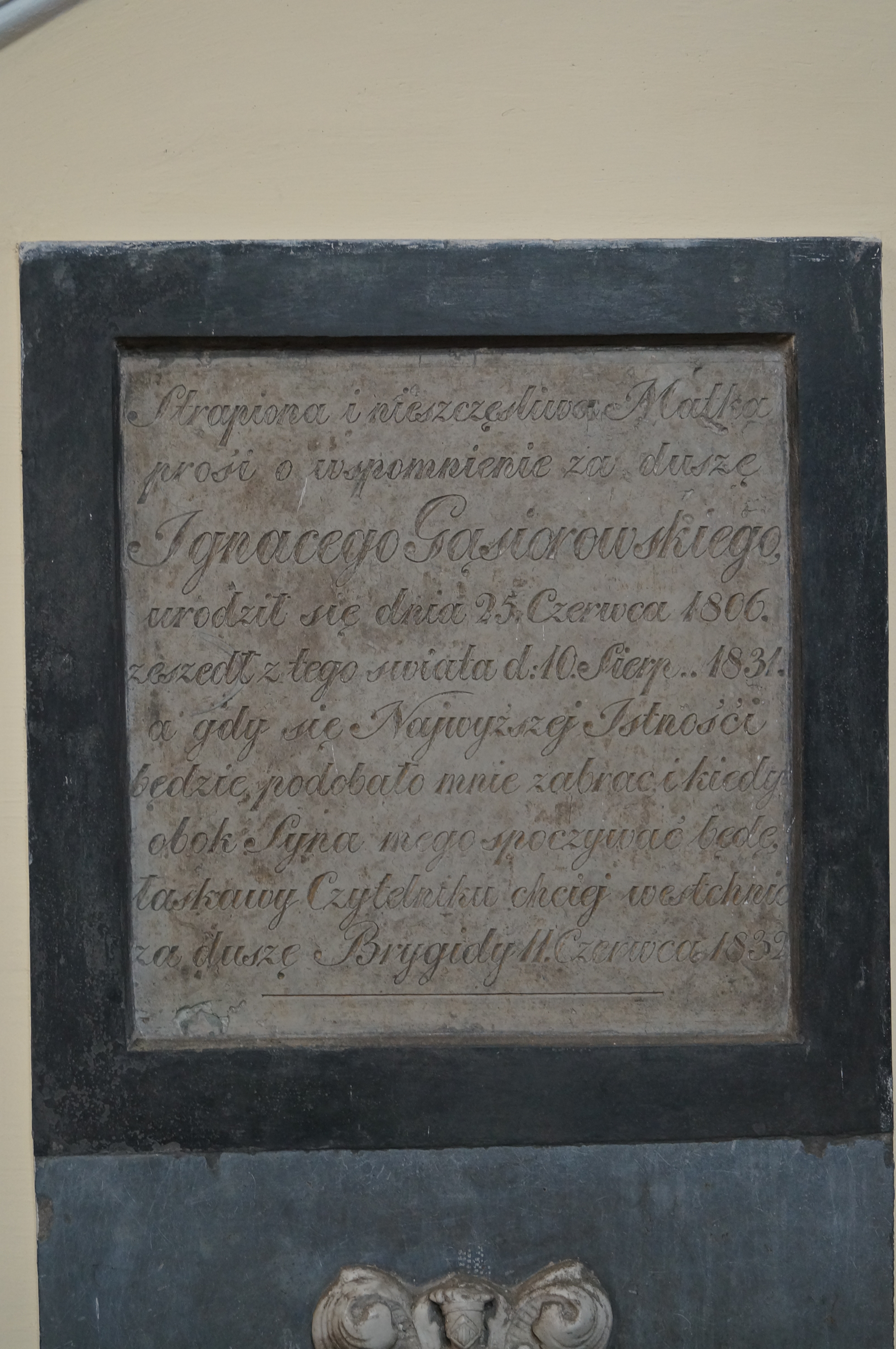 Płyta nagrobna Ignacego Gąsiorowskiego (1806-1831), właściciela Bytonia. Fot. Katarzyna Podczaska.