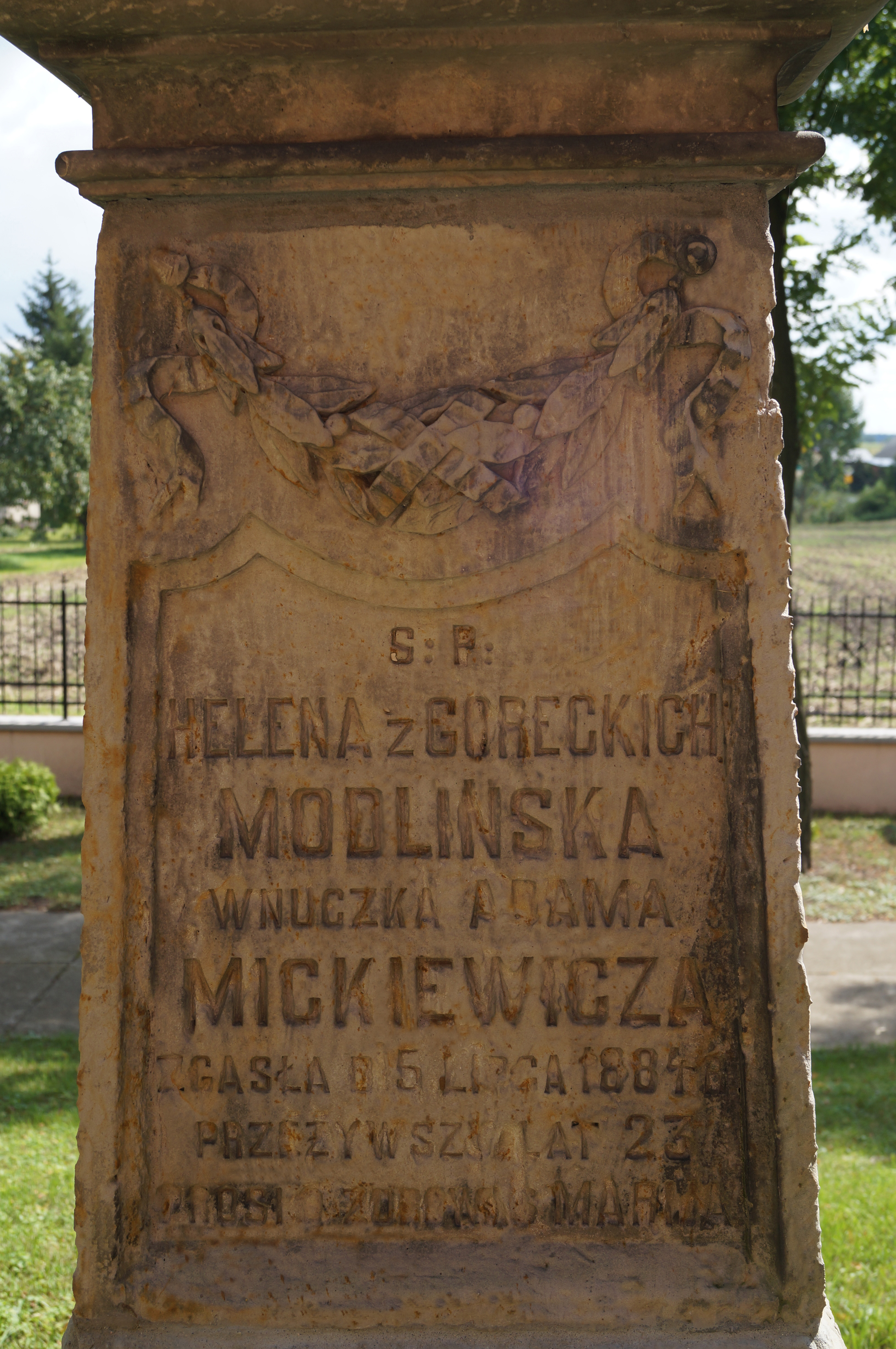 Nagrobek Heleny z Goreckich Modlińskiej, wnuczki Adama Mickiewicza, na cmentarzu w Krzywosądzy. Fot. Katarzyna Podczaska