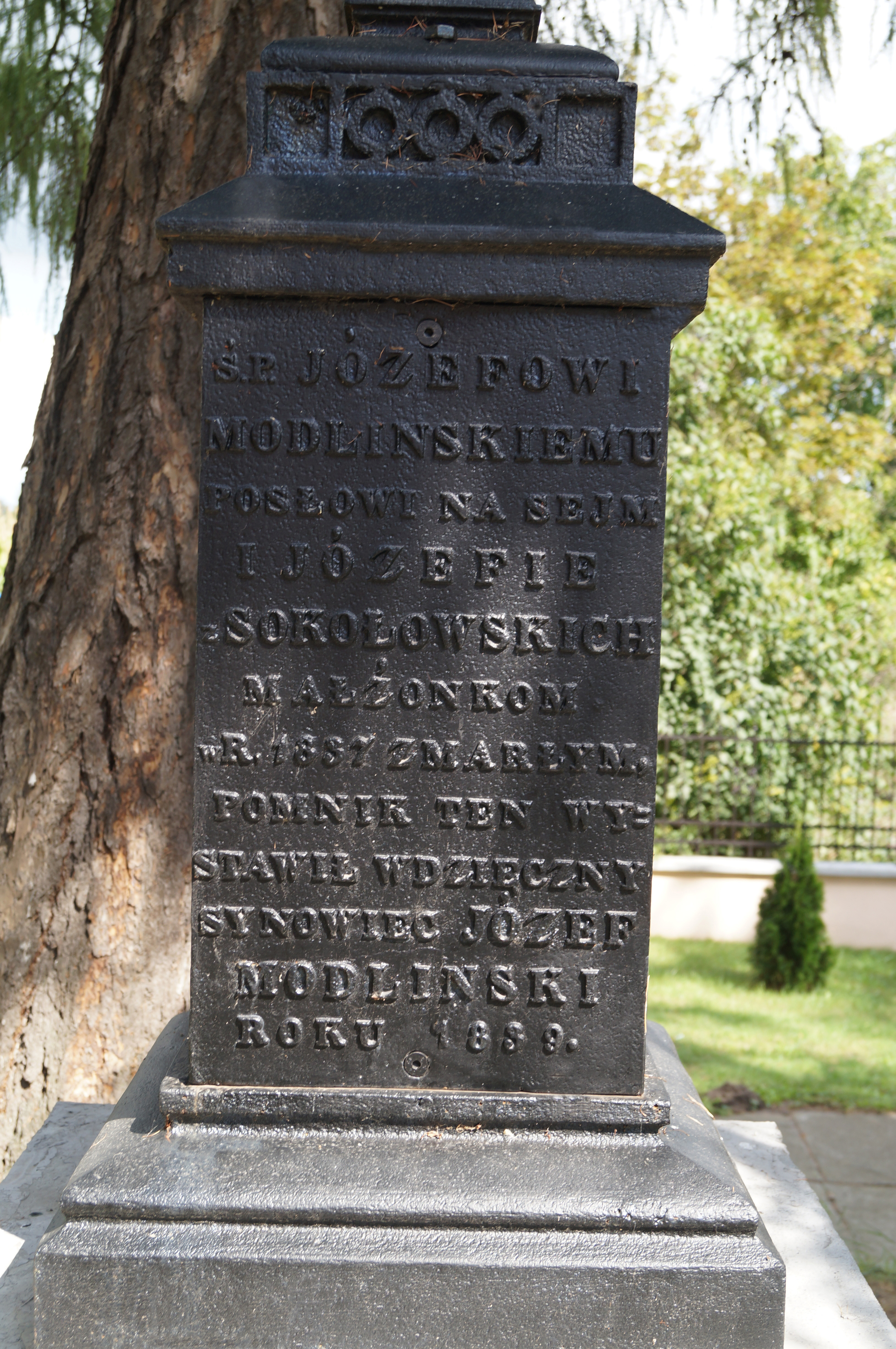 Nagrobek Józefa i Józefy Modlińskich, dziedziców Krzywosądzy, na cmentarzu w Krzywosądzy, wystawiony w 1839 r. przez ich synowca ...