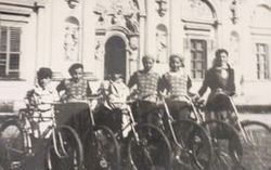 Siostry Branickie w jednakowych kamizelkach na rowerach przed pałacem w Wilanowie od lewej: Beata Maria Branicka h. Korczak, ...