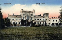 Jarocin, pow. loco, pałac Hugona von Radolin (Radolińskiego). Pocztówka z ok. 1915 r.
Źródło: Wielkopolska Biblioteka ...