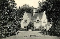 Jarocin, pow. loco, majątek księcia Hugona von Radolin (Radolińskiego), park pałacowy z domem ogrodnika. Pocztówka sprzed 1918 ...