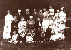 Zdjęcie rodzinne Rzewuskich rok 1913
w środkowym rzędzie, trzeci od lewej
Józef Adam Bartłomiej Rzewuski,
Z archiwum ...