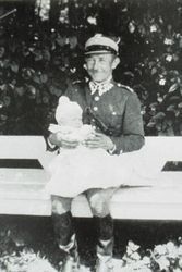 Podporucznik Wacław Stanisław Laudowicz urodzony 14.10.1902 r.
zamordowany w 1940 r. przez NKWD w Katyniu,
na kolanach trzyma ...
