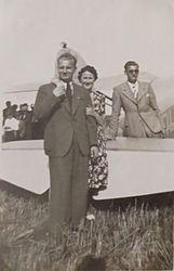 Opatówko pow. wrzesiński,
Od lewej
Leopold Zakrzewski, pilot
Hela Perlikówna
NN
na tle samolotu RWD13
13.08.1939
Z ...