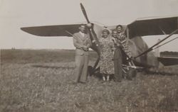 Opatówko pow. wrzesiński,
Od lewej
NN
Zofia Rurek
Leopold Zakrzewski, pilot
Hela Perlikówna
na tle samolotu ...
