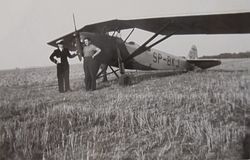 Opatówko pow. wrzesiński,
Od lewej
Leopold Zakrzewski, pilot
NN
na tle samolotu RWD8
Z archiwum rodzinnego Anna Nowicka
