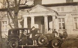 Opatówko pow. wrzesiński,
Od lewej
NN
Halina Rurek,
kierowca, 1932r.
Z archiwum rodzinnego Anna Nowicka