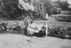 Opatówko, pow. wrzesiński,
Halina Rurek
w parku
18.06.1939 r.,
Z archiwum rodzinnego Anna Nowicka