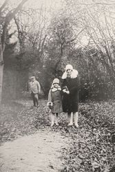 Opatówko, pow. wrzesiński,
Zofia Rurek
w parku
1933 r.
Z archiwum rodzinnego Anna Nowicka