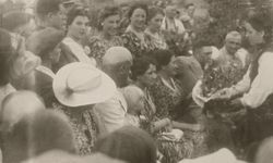 Opatówko, pow. wrzesiński
Dożynki 1938 r.,
Stoją od lewej
Halina Rurek
jej koleżanki
NN
Hela Perlikówna
Gina ...