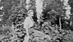 Olżewo Wielkie, obw. grodzieński, Białoruś,
Cecylia Krasicka h. Rogala w parku, lato 1939 r.
Z archiwum rodzinnego Teresy ...