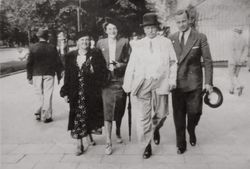 Warszawa, lato 1939 r.
od lewej
Jadwiga z Kontowtów – Brzozowska,
Katarzyna z Szadkowskich – Brzozowska,
Henryk Teofil ...