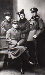 Rodzina Rzewuskiech, 
siedzi Wacław Rzewuski
stoi pierwszy od lewej jego syn
Henryk Rzewuski,
Z archiwum rodzinnego Wojciecha ...