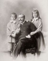 Stanisław Wilhelm Jabłonowski h. Prus III
z dziećmi:
Józefem Jabłonowskim h. Prus III
i
Marią Michaliną Jabłonowską h. Prus ...