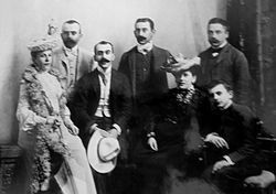 Zdjęcie rodzinne dzieci
Macieja Chłapowskiego h. Dryja
i
Marii Horwatt h. Pobóg:
siedzą od lewej:
Gabriela Skirmunt
z d. ...