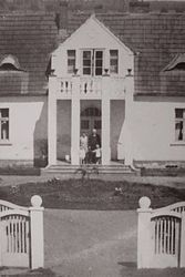Wierzchowiska, pow. gnieźnieński,
na schodach dworu Józefa Zagrodzkiego z 1927 r. od lewej:
Józefa z Orzeł – Orłowskich, ...