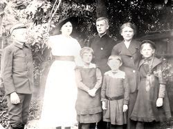 Turek, pow. turecki 1916 r.,
Maria Smorawińska po mężu Zagrodzka
z rodzeństwem
od lewej:
Idzi Smorawiński,
Kazimiera ...