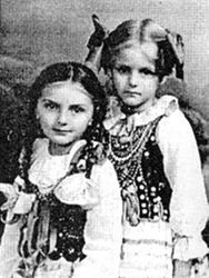 Turek, pow. turecki, 1938 r.,
Od lewej
Hania siostra cioteczna
i
Maria Zagrodzka
w strojach krakowskich,
Z archiwum ...