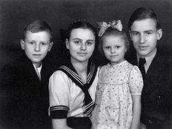 Rodzeństwo Zagrodzkich, od lewej:
Stanisław,
Maria,
Irena,
Andrzej,
1947 r.,
Z archiwum rodzinnego Marii Zagrodzkiej