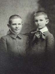 Od lewej:
Adam i Jan Wiśniewscy,
Z archiwum rodzinnego Zdzisława Wiśniewskiego