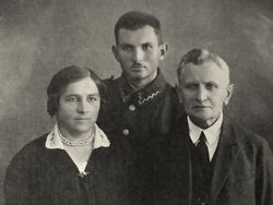 Od lewej
Stanisława Salomea z Babczyńskich – Wiśniewska,
Jan Wiśniewski,
Ludwik Wiśniewski,
Z archiwum rodzinnego Zdzisława ...