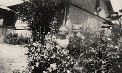 Przyspa pow. żuromiński, Dwór Władysława Purzyckiego w 1936 r.,
pierwszy od lewej Zenon Purzycki,
Z archiwum rodzinnego Zenona ...