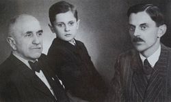 Trzy pokolenia Szweycerów h. Zadora
od lewej:
Janusz Szweycer
1876 – 1959,
Michał Szweycer
1938,
Andrzej Szweycer
1912 ...