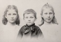 Od lewej:
Teresa Moraczewska – zakonnica,
Stanisław Moraczewski,
Anna Moraczewska
po mężu Milowicz
Z archiwum rodzinnego ...
