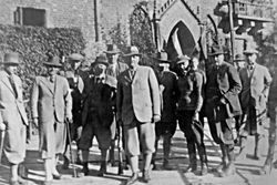 Oporów, pow. kutnowski, Polowanie w 1934 r.,
stoją od lewej:
Stanisław Zamoyski,
Stanisław Wyganowski,
P. Górczewski,
ks. ...