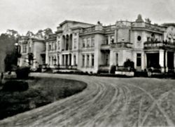 Włostów, pow. opatowski, Pałac Stanisława Karskiego herbu Boleścic, z powstały w latach 1854-1860
widok od frontu,
z archiwum ...