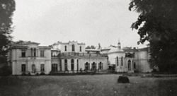 Włostów, pow. opatowski, Pałac Stanisława Karskiego herbu Boleścic, z powstały w latach 1854-1860, widok od ogrodu,
z archiwum ...