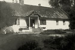 Kurów, pow. opatowski, dwór
w którym rodzina Karskich
mieszkała
w latach 1942 – 1944
po wypędzeniu z pałacu w ...