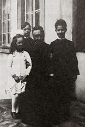 Przygotowania do I Komunii św., od lewej:
Elżbieta Wielowieyska po mężu Mackiewicz,
Andrzej Wielowieyski,
Stanisław ...