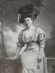 Leonia Rostworowska (1870-1946)
córka Romana Rostworowskiego z Kowalewszczyzny
żona prof. fizyki Józefa Wierusz-Kowalskiego, z ...