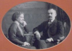 Anna Prądzyńska
z domu
Skrzyńska h. Zaręba
1848 – 1883
z mężem
Władysławem Prądzyńskim h. Grzymała
1837 - 1898, z archiwum ...