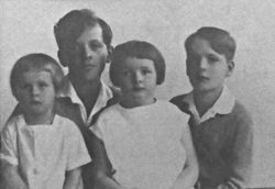 Od lewej:
Edward Walenty Potworowski h. Dębno, Gustaw Potworowski h. Dębno, Teresa Wanda Potworowska h. Dębno, Franciszek ...