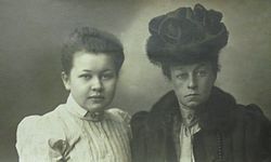 Elżbieta Róża Popowska
z domu
Plater – Zyberk h. własnego
1887 – 1964,
z matką
Teresą Plater – Zyberk
z domu
Zamoyską h. ...
