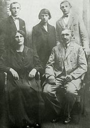 Siedzą od lewej:
Zofia Skarbek
z domu
Leszczyńska,
jej mąż
Władysław Skarbek
stoją ich dzieci
od lewej:
Bronisław ...