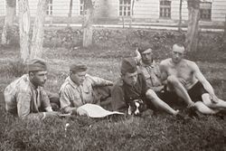 Władysław Antoni Skarbek h. Awdaniec
w środku z psem,
podczas służby w
6 Pułku Piechoty Legionów im. Józefa Piłsudskiego
w
1 ...
