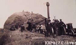 Młock-Kopacze, pow. ciechanowski, młócenie zboża maszyną parową, 1928r., z arch. rodz. Ryszarda Bacciarelliego