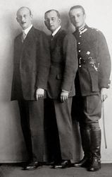 Bracia Dzierżykraj – Morawscy h. Nałęcz
od lewej:
Kajetan Józef ( 1892 – 1973 ),
Tadeusz Leon ( 1893 – 1974),
Jan Kanty ( ...