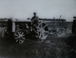 Kowaliszki, okręg poniewieski na Litwie, traktor w czasie prac polowych, z arch. rodz. Bronisława Komorowskiego