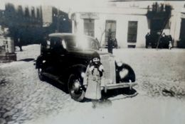 Grójec, Barbara Czekanowska h. Godziemba, przy samochodzie marki DKW, z arch. rodz. Barbary Czekanowskiej- Bukowieckiej